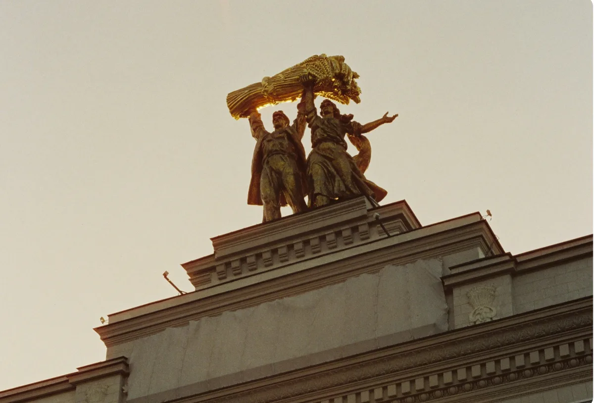 Estatua dorada sobre un edificio clásico